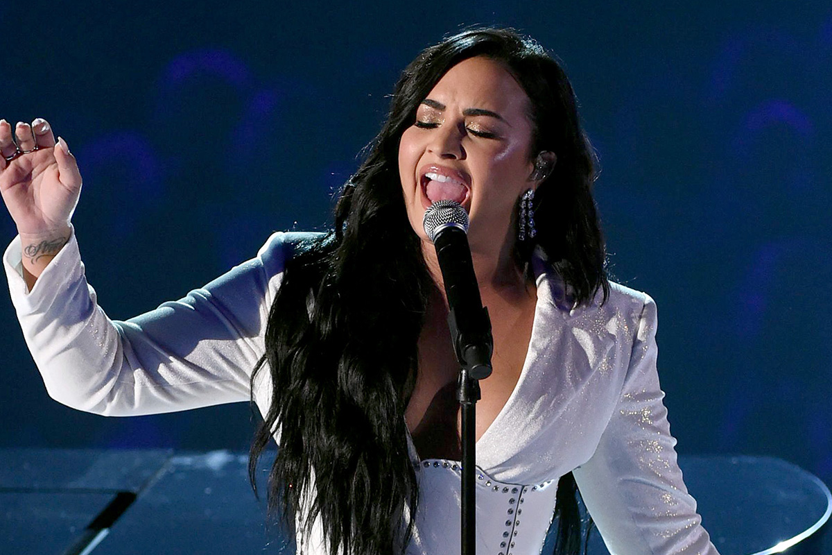 Demi Lovato makes an emotional comeback at the Grammys stage! Sagisag
